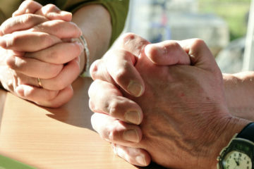Mains jointes en prière